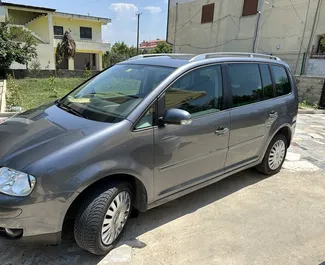 Frontvisning av en leiebil Volkswagen Touran i Durres, Albania ✓ Bil #10676. ✓ Automatisk TM ✓ 2 anmeldelser.