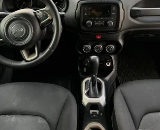 Jeep Renegade location. Économique, Confort, Crossover Voiture à louer en Géorgie ✓ Dépôt de 280 GEL ✓ RC, CDW options d'assurance.