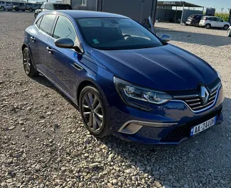 Vista frontal de um aluguel Renault Megane no aeroporto de Tirana, Albânia ✓ Carro #10514. ✓ Transmissão Automático TM ✓ 0 avaliações.