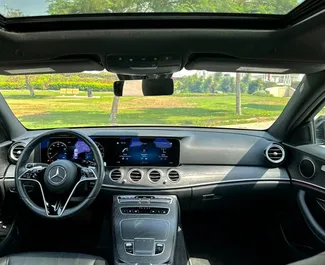 Interior do Mercedes-Benz E-Class para aluguer nos Emirados Árabes Unidos. Um excelente carro de 4 lugares com transmissão Automático.