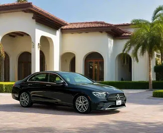 Aluguel de Carro Mercedes-Benz E-Class #6162 com transmissão Automático no Dubai, equipado com motor 2,5L ➤ De Akil nos Emirados Árabes Unidos.