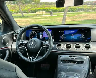 Mercedes-Benz E-Class 2021, Dubai'de için kiralık, Günlük 250 km kilometre sınırı ile.