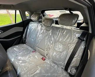 Interior de JAC JS4 para alquilar en los EAU. Un gran coche de 5 plazas con transmisión Automático.