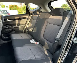 Interior de Kia Seltos para alquilar en los EAU. Un gran coche de 5 plazas con transmisión Automático.