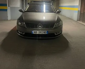 Predný pohľad na prenajaté auto Volkswagen Passat-CC v na letisku Tirana, Albánsko ✓ Auto č. 10636. ✓ Prevodovka Automatické TM ✓ Hodnotenia 0.