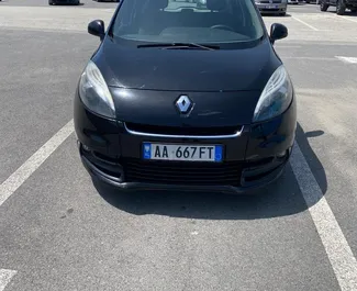 Vue de face d'une location Renault Scenic à l'aéroport de Tirana, Albanie ✓ Voiture #10631. ✓ Manuelle TM ✓ 0 avis.