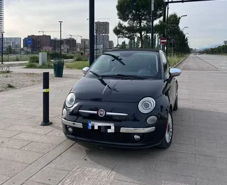 Vista frontal de um aluguel Fiat 500 Cabrio em Tirana, Albânia ✓ Carro #10509. ✓ Transmissão Automático TM ✓ 0 avaliações.