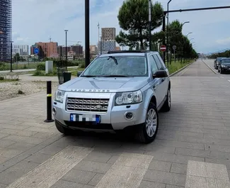 Vista frontal de um aluguel Land Rover Freelander em Tirana, Albânia ✓ Carro #10510. ✓ Transmissão Automático TM ✓ 0 avaliações.