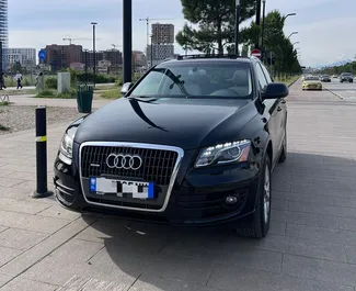 Vista frontal de un Audi Q5 de alquiler en Tirana, Albania ✓ Coche n.º 10511. ✓ Automático TM ✓ 0 opiniones.