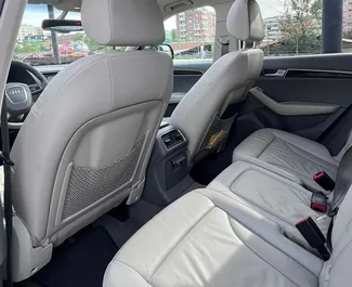 Interior de Audi Q5 para alquilar en Albania. Un gran coche de 5 plazas con transmisión Automático.