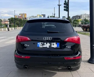 Audi Q5 2012 automašīnas noma Albānijā, iezīmes ✓ Gāze degviela un 200 zirgspēki ➤ Sākot no 50 EUR dienā.