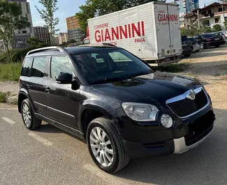 Predný pohľad na prenajaté auto Skoda Yeti v v Tirane, Albánsko ✓ Auto č. 10556. ✓ Prevodovka Manuálne TM ✓ Hodnotenia 0.