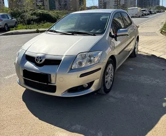 Vista frontal de un Toyota Auris de alquiler en Tirana, Albania ✓ Coche n.º 10559. ✓ Automático TM ✓ 1 opiniones.