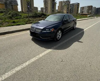 Vista frontal de un Volkswagen Passat de alquiler en Tirana, Albania ✓ Coche n.º 10557. ✓ Automático TM ✓ 1 opiniones.