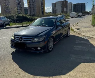 Vista frontal de um aluguel Mercedes-Benz C-Class em Tirana, Albânia ✓ Carro #10560. ✓ Transmissão Automático TM ✓ 0 avaliações.