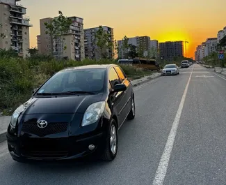 Kiralık bir Toyota Yaris Tiran'da, Arnavutluk ön görünümü ✓ Araç #10604. ✓ Manuel TM ✓ 1 yorumlar.