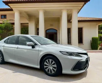 2.5L 엔진이 장착된 두바이에서의 Toyota Camry #6171 자동 차량 대여 ➤ Akil 아랍에미리트에서에서 제공.