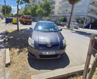 Vista frontal de un Toyota Auris de alquiler en Durres, Albania ✓ Coche n.º 10582. ✓ Manual TM ✓ 0 opiniones.