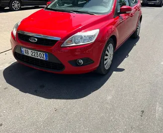 Vista frontal de um aluguel Ford Focus em Durres, Albânia ✓ Carro #10671. ✓ Transmissão Manual TM ✓ 0 avaliações.