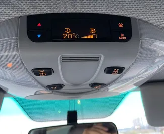 Mercedes-Benz Vito 2012 galimas nuomai Tiranoje, su 200 km/dieną kilometrų apribojimu.