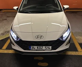 Frontvisning av en leiebil Hyundai i20 i Istanbul, Tyrkia ✓ Bil #10651. ✓ Automatisk TM ✓ 0 anmeldelser.