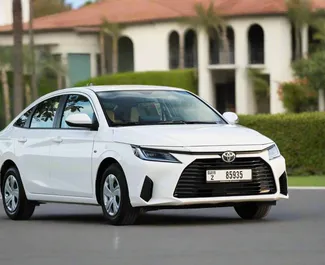 تأجير سيارة Toyota Yaris Ativ رقم 6172 بناقل حركة أوتوماتيكي في في دبي، مجهزة بمحرك 1,5 لتر ➤ من عقيل في في الإمارات العربية المتحدة.