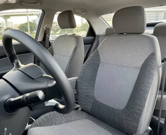 Interior de Kia Pegas para alquilar en los EAU. Un gran coche de 5 plazas con transmisión Automático.