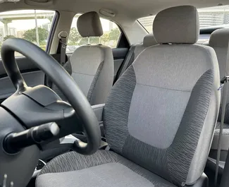 Interior de Kia Pegas para alquilar en los EAU. Un gran coche de 5 plazas con transmisión Automático.