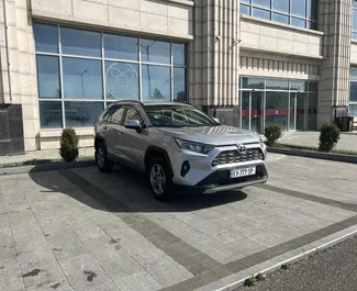 Vista frontal de un Toyota Rav4 de alquiler en Tiflis, Georgia ✓ Coche n.º 10527. ✓ Automático TM ✓ 0 opiniones.