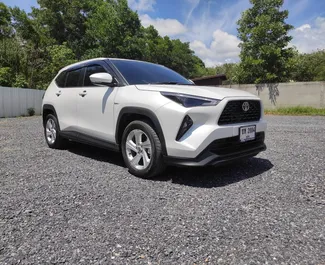 Toyota Yaris Cross 2024 automobilio nuoma Tailande, savybės ✓ Hibridinis degalai ir 116 arklio galios ➤ Nuo 900 THB per dieną.