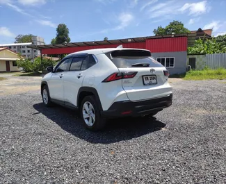 Motor Híbrido de 1,5L de Toyota Yaris Cross 2024 para alquilar en en el aeropuerto de Phuket.