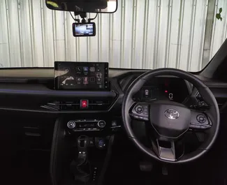 Interior de Toyota Yaris Cross para alquilar en Tailandia. Un gran coche de 4 plazas con transmisión Automático.