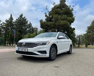 Vista frontal de um aluguel Volkswagen Jetta em Tbilisi, Geórgia ✓ Carro #10695. ✓ Transmissão Automático TM ✓ 0 avaliações.