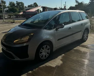 Frontvisning av en leiebil Citroen C4 Grand Picasso i Durres, Albania ✓ Bil #10495. ✓ Automatisk TM ✓ 0 anmeldelser.