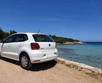 Арендуйте Volkswagen Polo 2018 в Греции. Топливо: Бензин. Мощность: 75 л.с. ➤ Стоимость от 31 EUR в сутки.