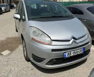 Sprednji pogled najetega avtomobila Citroen C4 Grand Picasso v v mestu Durres, Albanija ✓ Avtomobil #10790. ✓ Menjalnik Priročnik TM ✓ Mnenja 0.