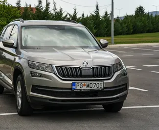 Vista frontal de un Skoda Kodiaq de alquiler en Podgorica, Montenegro ✓ Coche n.º 10712. ✓ Automático TM ✓ 0 opiniones.