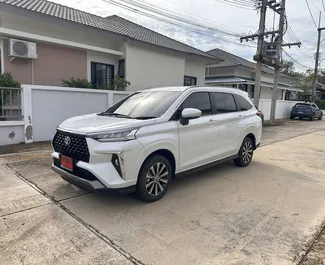 Vista frontal de un Toyota Veloz de alquiler en el aeropuerto de Phuket, Tailandia ✓ Coche n.º 10737. ✓ Automático TM ✓ 0 opiniones.