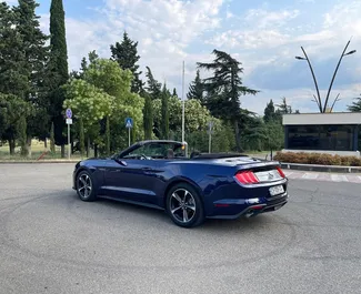 Interiören av Ford Mustang Cabrio för uthyrning i Georgien. En fantastisk 4-sitsig bil med en Automatisk växellåda.