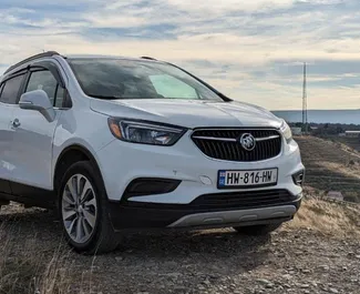 Sprednji pogled najetega avtomobila Buick Encore v v Kutaisiju, Georgia ✓ Avtomobil #10798. ✓ Menjalnik Samodejno TM ✓ Mnenja 0.