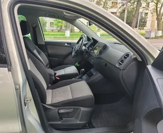 Intérieur de Volkswagen Tiguan à louer en Géorgie. Une excellente voiture de 5 places avec une transmission Automatique.