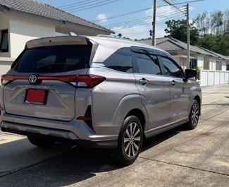 Prenájom auta Toyota Veloz 2024 v v Thajsku, s vlastnosťami ✓ palivo Benzín a výkon 105 koní ➤ Od 900 THB za deň.