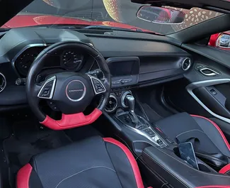 Intérieur de Chevrolet Camaro Cabrio à louer en Géorgie. Une excellente voiture de 4 places avec une transmission Automatique.