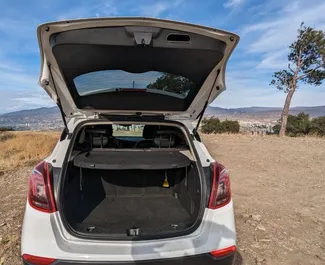 Intérieur de Buick Encore à louer en Géorgie. Une excellente voiture de 5 places avec une transmission Automatique.