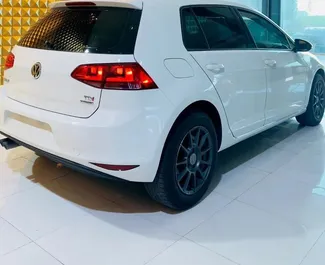 租车 Volkswagen Golf 7 #10701 Automatic 在 在地拉那，配备 2.0L 发动机 ➤ 来自 阿曼德 在阿尔巴尼亚。