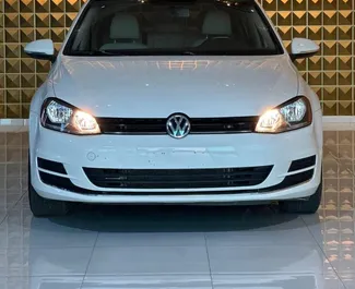 Vista frontal de um aluguel Volkswagen Golf 7 em Tirana, Albânia ✓ Carro #10701. ✓ Transmissão Automático TM ✓ 0 avaliações.