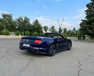 Ford Mustang Cabrio 2020 disponible para alquilar en Tiflis, con límite de millaje de 200 km/día.