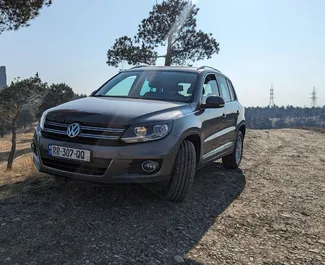 Vista frontal de um aluguel Volkswagen Tiguan em Kutaisi, Geórgia ✓ Carro #10801. ✓ Transmissão Automático TM ✓ 0 avaliações.