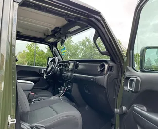 Interiør af Jeep Wrangler til leje i Georgien. En fantastisk 5-sæders bil med en Automatisk transmission.