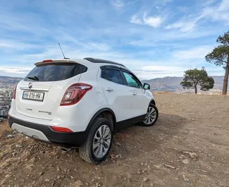 تأجير سيارة Buick Encore 2018 في في جورجيا، تتميز بـ ✓ وقود البنزين وقوة 153 حصان ➤ بدءًا من 135 GEL يوميًا.